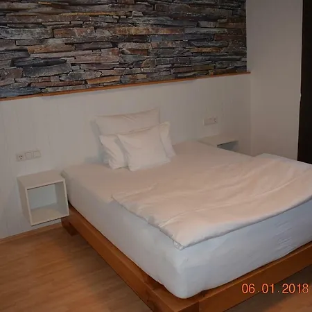 Апартаменты Reihenhaus Mit 3 Schlafzimmer Неккарзульм